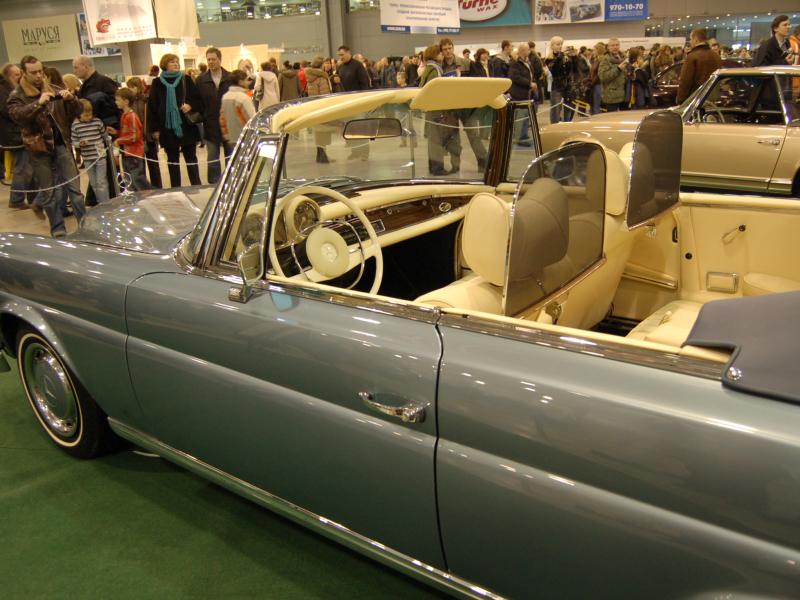Oldtimer-выставка в Москве, 2007: серый Mercedes-Benz 280 SL с кремовым салоном
