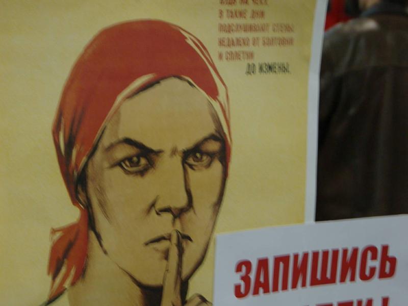 Oldtimer 2007: советский плакат с «Не болтай!» и наклейкой «Запишись на ралли»