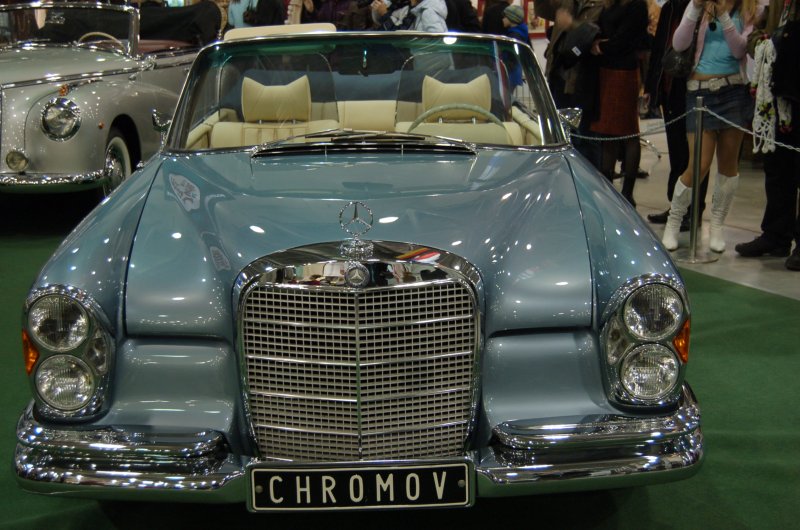 Oldtimer 2007: голубой Mercedes-Benz 300 SE кабриолет в Москве