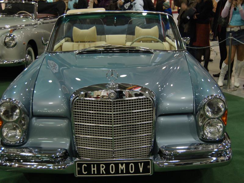 Oldtimer 2007: голубой Mercedes-Benz 300 SE кабриолет в Москве