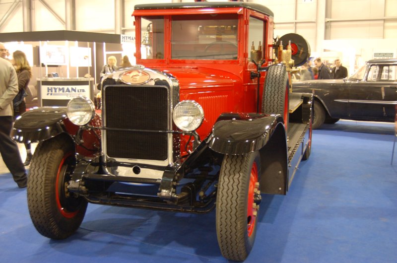 Oldtimer 2007: красный пожарный автомобиль с хромом и резиной