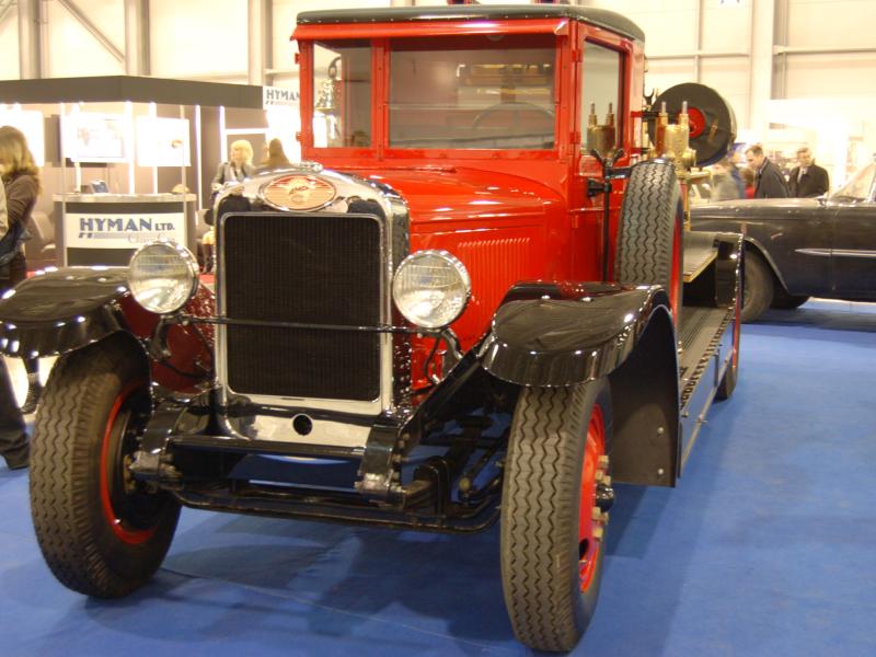 Oldtimer 2007: красный пожарный автомобиль с хромом и резиной