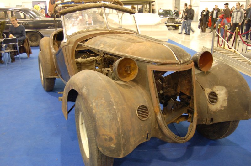 Oldtimer 2007: ржавый трицикль на синем ковре выставки в России