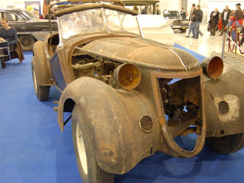 Oldtimer 2007: ржавый трицикль на синем ковре выставки в России