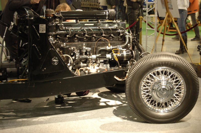 Oldtimer 2007, Москва: черный винтажный автомобиль с открытым двигателем