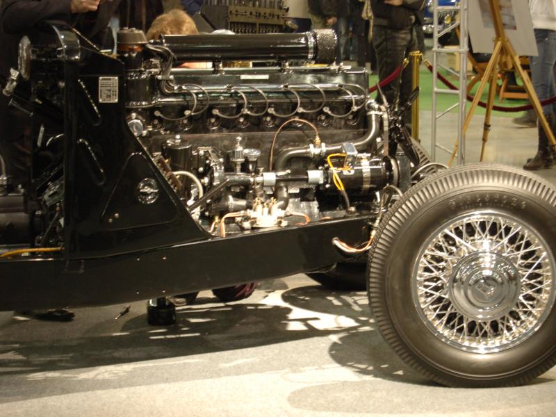 Oldtimer 2007, Москва: черный винтажный автомобиль с открытым двигателем
