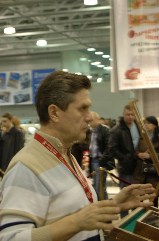 Oldtimer-2007: мужчина в полосатом свитере у витрины с раритетами