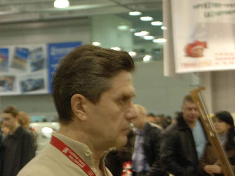 Oldtimer-2007: мужчина в полосатом свитере у витрины с раритетами