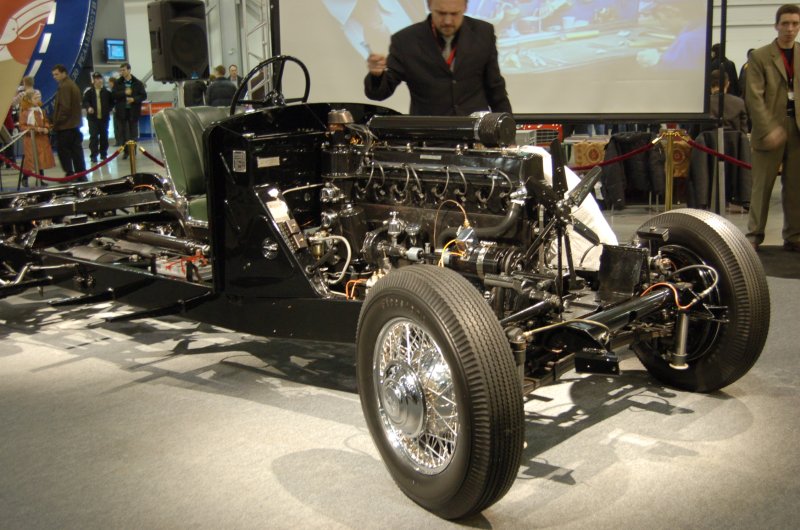 Oldtimer 2007, Москва: черный ретро-автомобиль с открытым двигателем