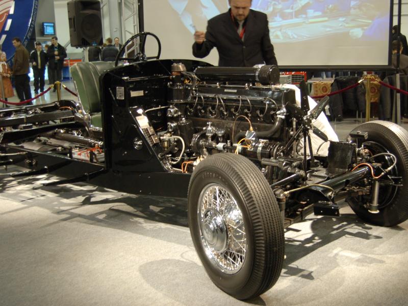Oldtimer 2007, Москва: черный ретро-автомобиль с открытым двигателем