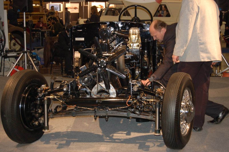 Oldtimer 2007, Москва: черный старинный шасси с золотистым карбюратором