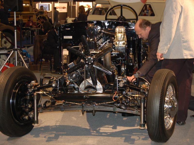 Oldtimer 2007, Москва: черный старинный шасси с золотистым карбюратором