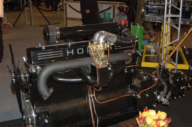 Oldtimer 2007: черный двигатель с надписью «HOR» на выставке в России