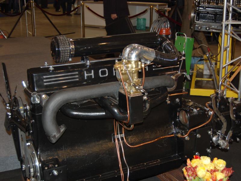Oldtimer 2007: черный двигатель с надписью «HOR» на выставке в России
