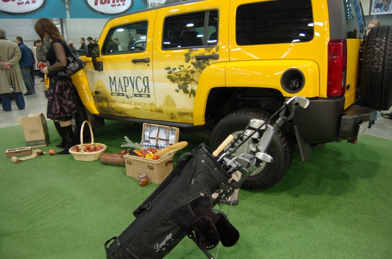 Oldtimer 2007: жёлтый Hummer с «Марусей» и гольф-сумкой