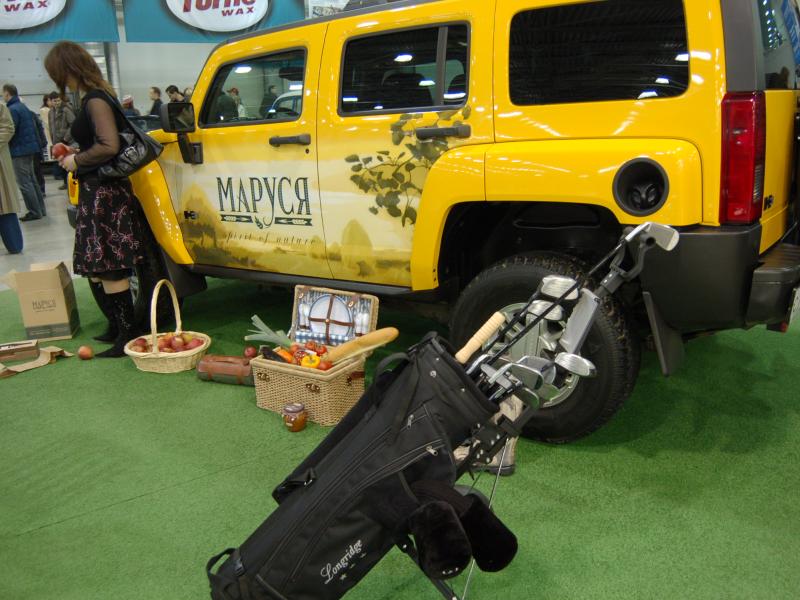 Oldtimer 2007: жёлтый Hummer с «Марусей» и гольф-сумкой