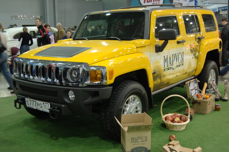 Oldtimer-выставка в Москве, 2007: жёлтый Hummer H3 с логотипом «Маруся»
