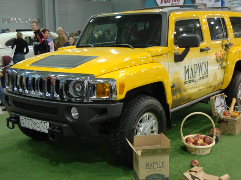 Oldtimer-выставка в Москве, 2007: жёлтый Hummer H3 с логотипом «Маруся»