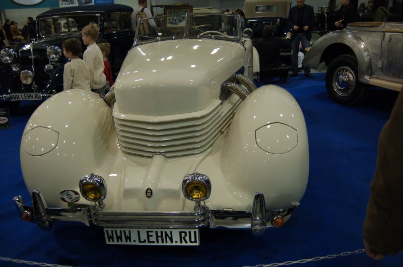 Oldtimer 2007, Москва: белый ретро-автомобиль с трубчатыми выхлопами