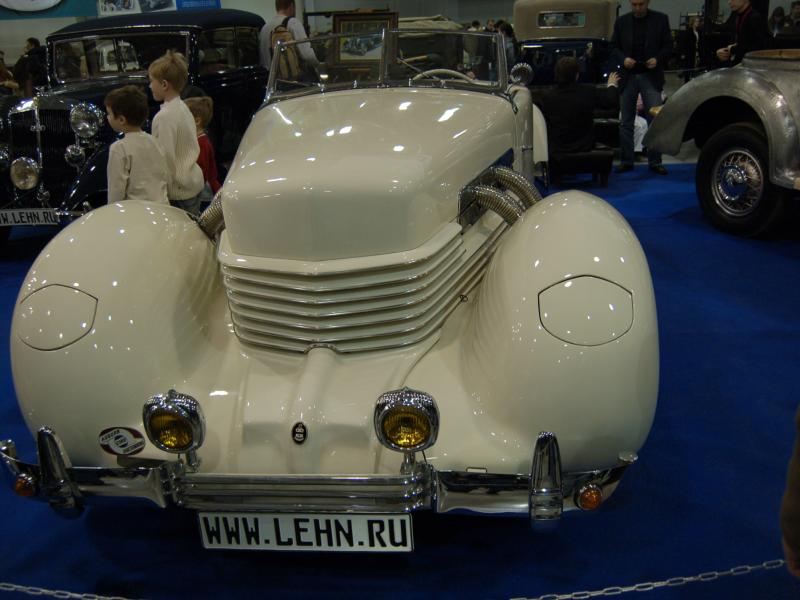 Oldtimer 2007, Москва: белый ретро-автомобиль с трубчатыми выхлопами