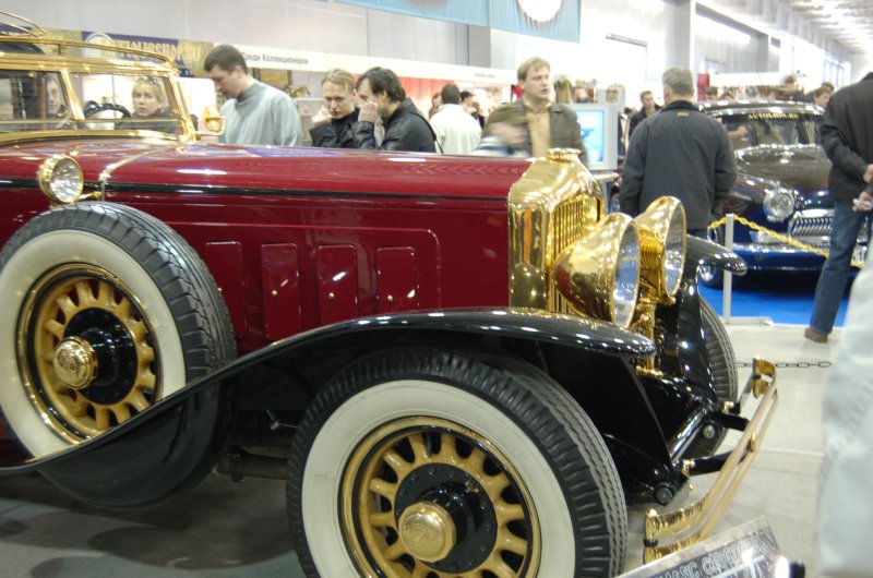 Oldtimer-выставка в Москве, 2007: красный ретроавтомобиль с золотыми акцентами