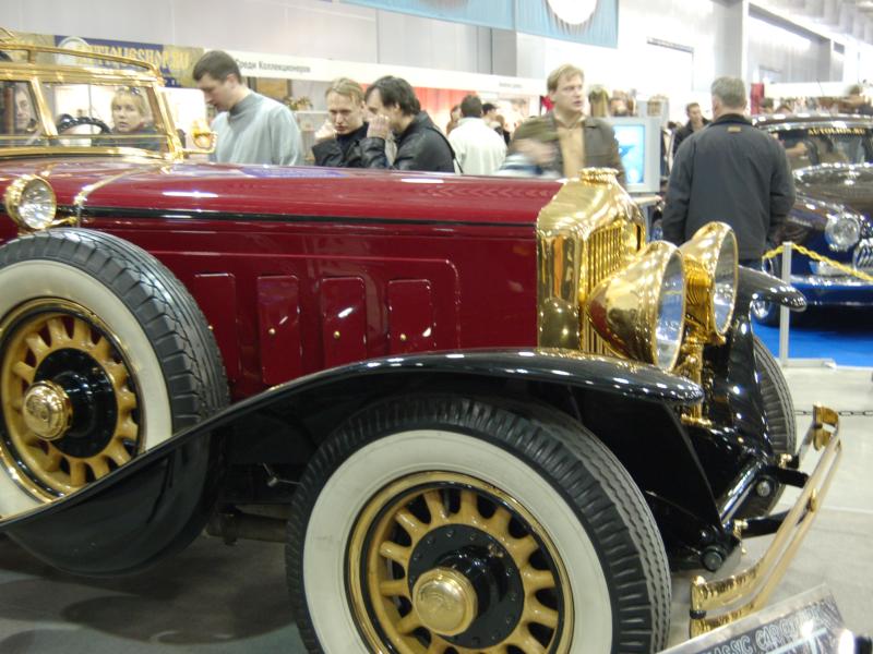 Oldtimer-выставка в Москве, 2007: красный ретроавтомобиль с золотыми акцентами