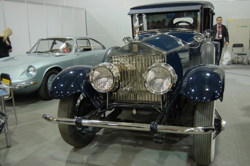Oldtimer 2007, Москва: чёрный Rolls-Royce с «Серебряной Статуэткой» и зелёный Lamborghini Islero на заднем плане