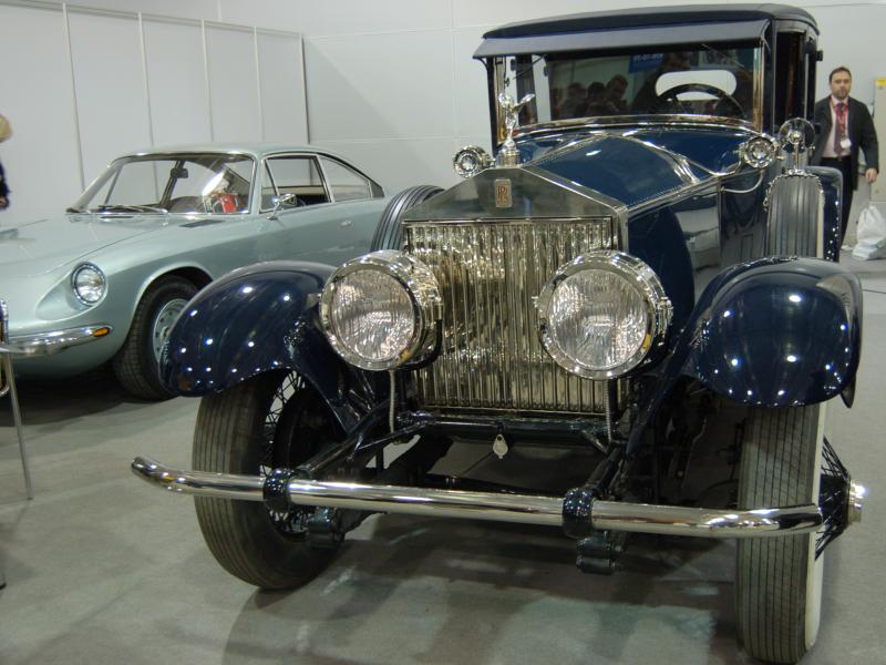 Oldtimer 2007, Москва: чёрный Rolls-Royce с «Серебряной Статуэткой» и зелёный Lamborghini Islero на заднем плане