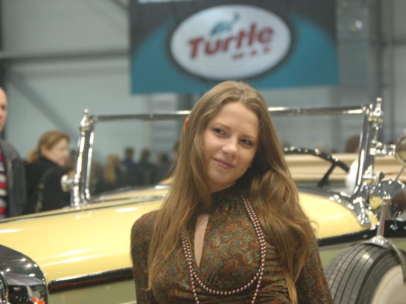 Oldtimer-выставка в Москве, 2007: жёлтый ретроавтомобиль и женщина у кабриолета