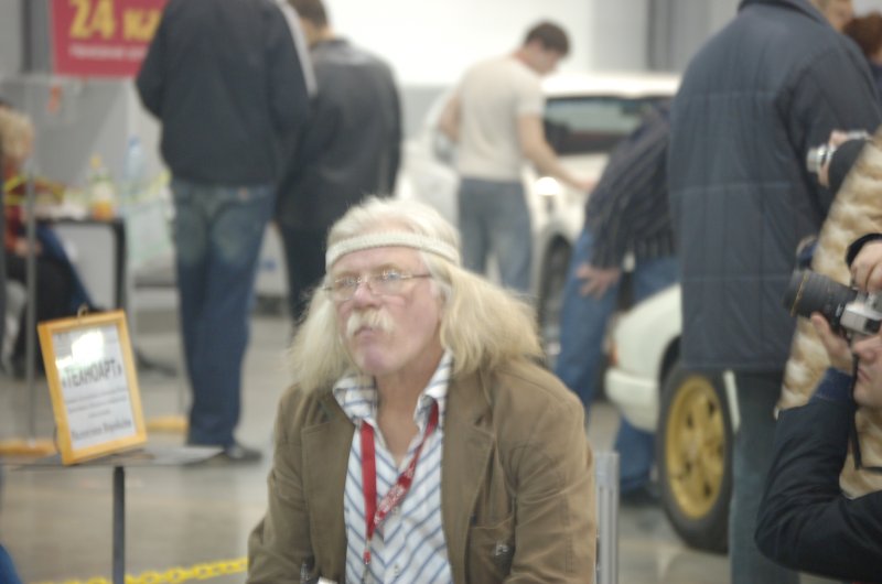 Oldtimer 2007, Москва: мужчина с бородой и повязкой среди коллекционеров