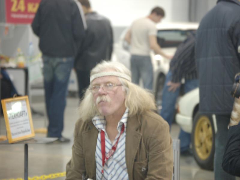 Oldtimer 2007, Москва: мужчина с бородой и повязкой среди коллекционеров
