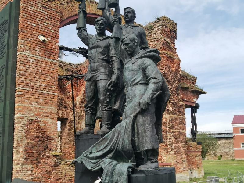 Памятник героям в развалинах Оршёка: бронзовые воины и кирпичные руины