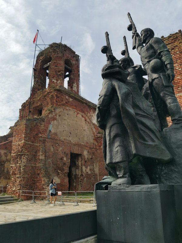 Оршёк: руины церкви и памятник партизанам
