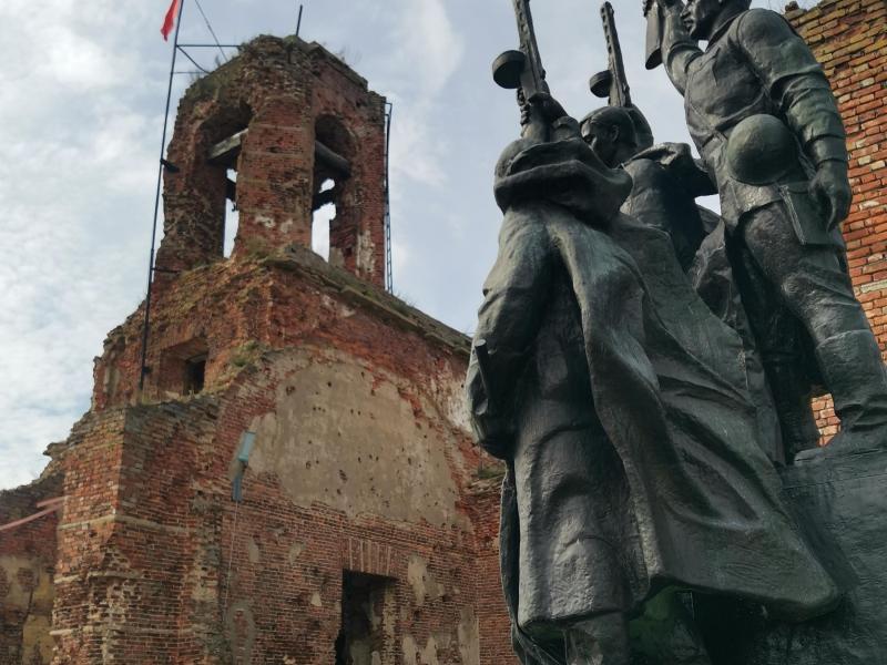 Оршёк: руины церкви и памятник партизанам