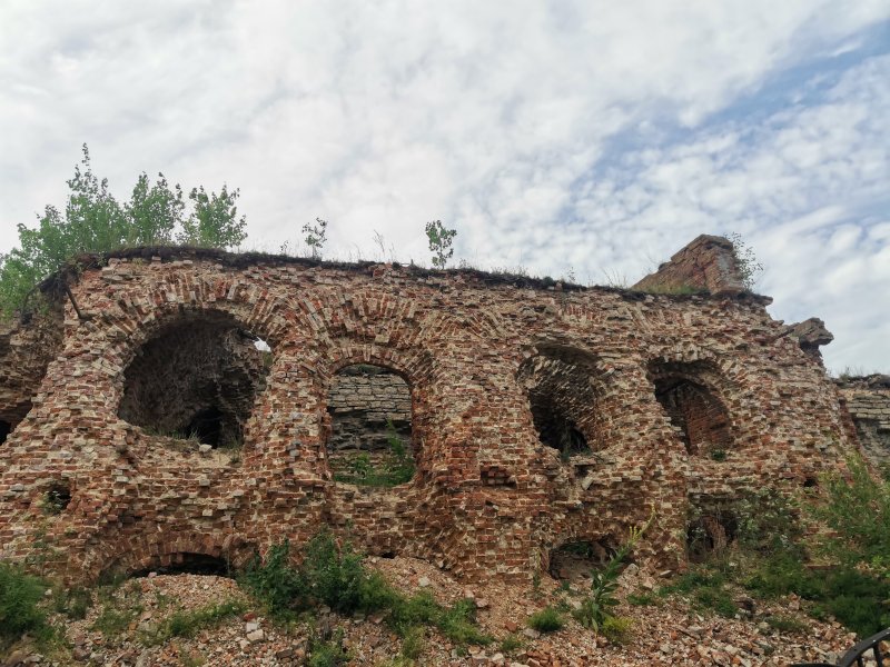 Руины Оршёка: кирпичные арки и трава на крыше
