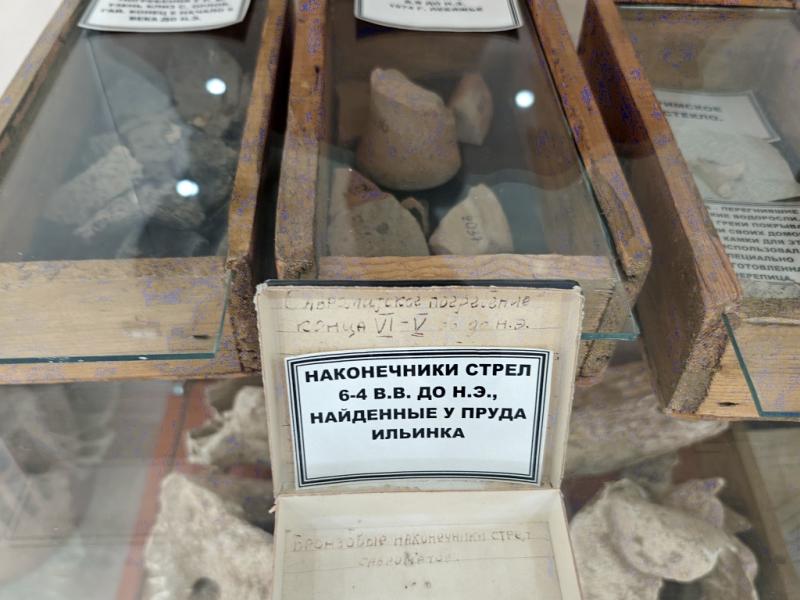 Наконечники стрел в стеклянной витрине Orlov Gay, 6-4 в. до н.э.