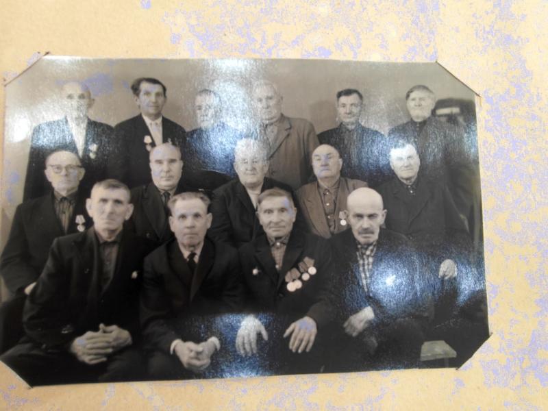 Группа ветеранов с медалями на фоне стены. Среди них Котельников П.Л. (1970)