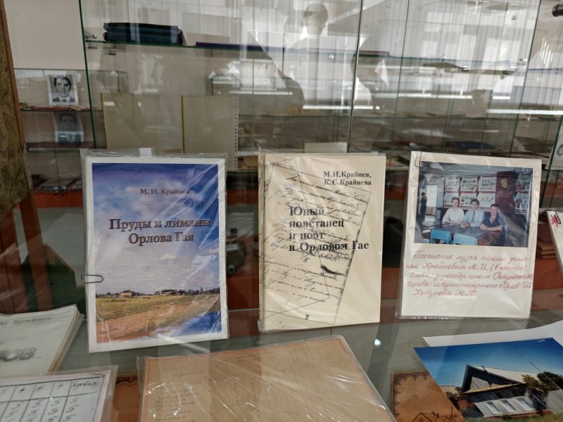Архивные книги и фото в стеклянной витрине