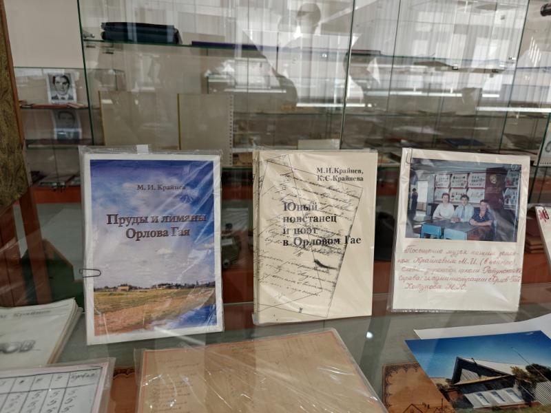 Архивные книги и фото в стеклянной витрине