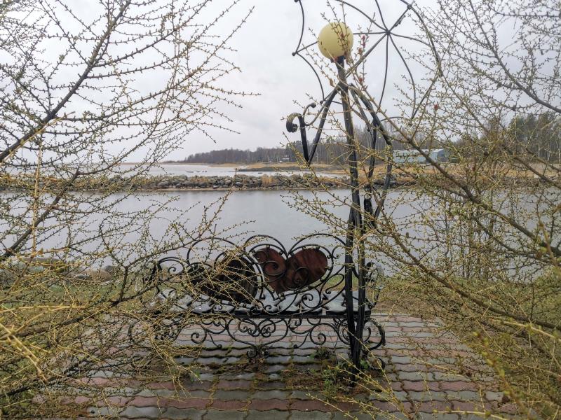 Осиновецкий маяк: кованая скамья с сердцами у воды