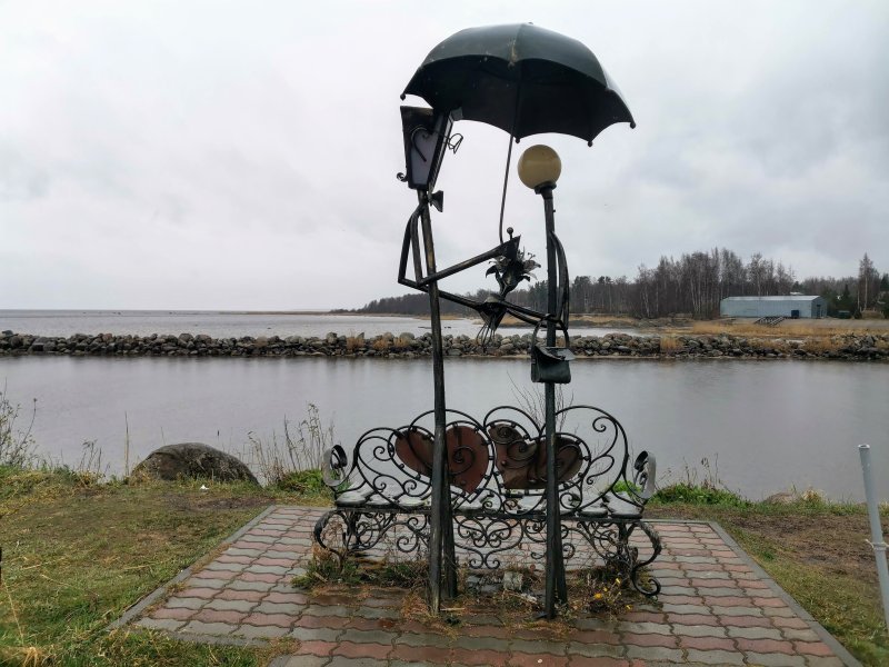 Осиновецкий маяк: металлическая пара под зонтом у воды