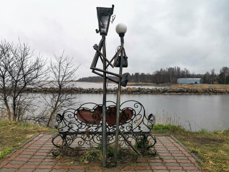 Осиновецкий маяк: кованая скамья с сердцами и фонарями у воды