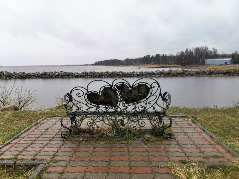 Осиновецкий маяк: кованая скамья с сердцами у воды