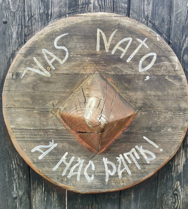 Деревянный щит с надписью «VAS NATO. Я НАС РАТЬ!» в Переславле