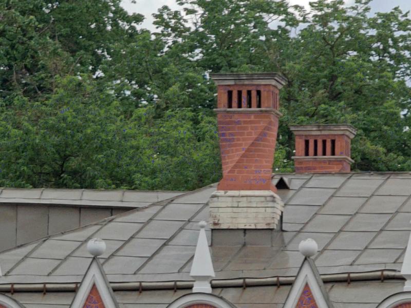 Кирпичные искривленные дымоходы Петровского путевого дворца