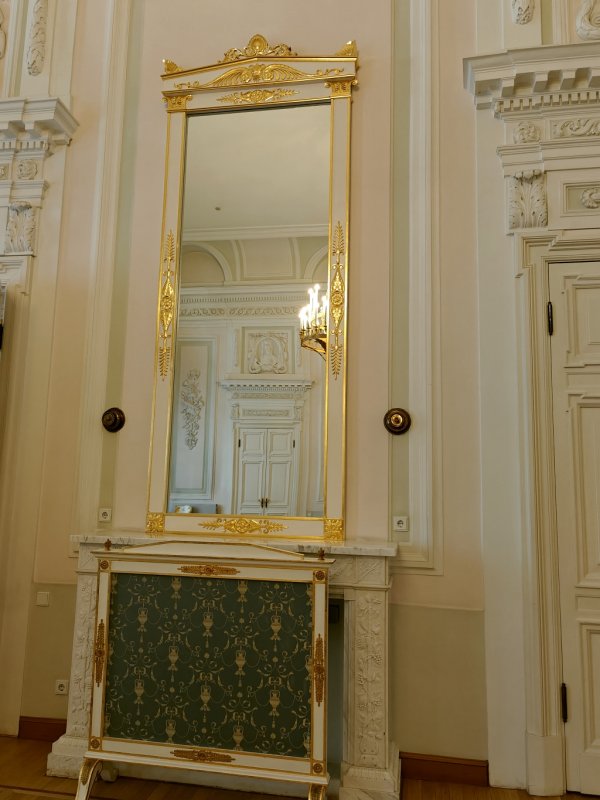 Зеркало в золочёной раме у камина в Петровском дворце