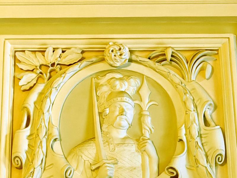 Портрет воина в рельефе на фасаде Петровского дворца