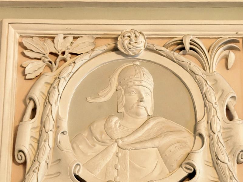 Барельеф на фасаде Петровского дворца