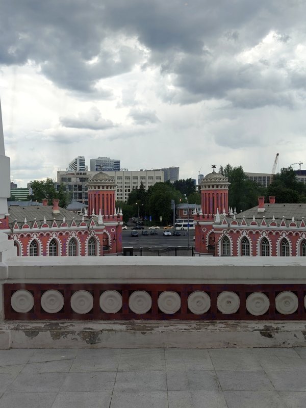 Петровский путовой дворец: красно-белые башни
