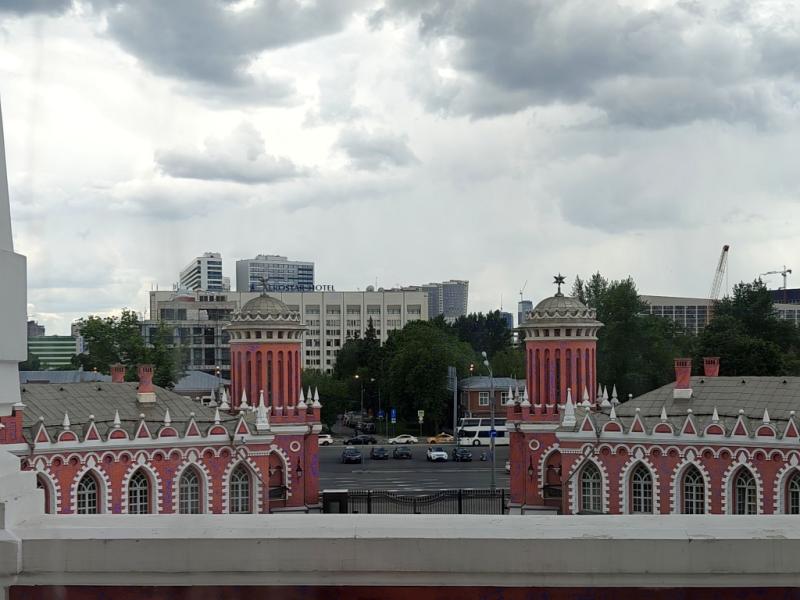Петровский путовой дворец: красно-белые башни